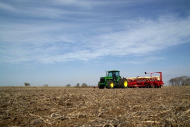 Vidal lanza créditos blandos para el campo: el Bapro financiará maquinaria agrícola