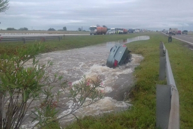 Encontraron el cuerpo de un hombre en el interior del auto que se llevó el agua