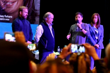 Axel Kicillof de visita en Ezeiza: “Además de ganar las elecciones, tenemos que ganar en conciencia”