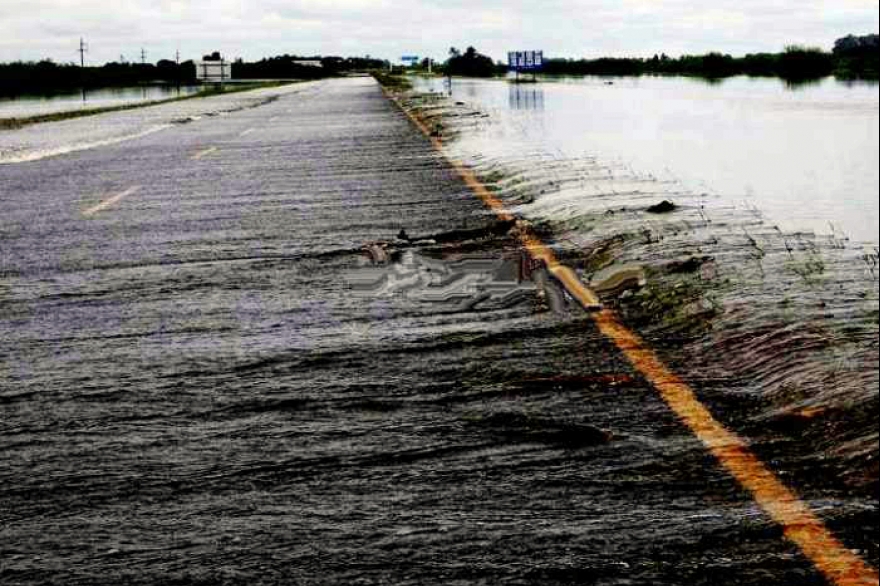 Después de las inundaciones, las rutas bonaerenses siguen cortadas por el avance del agua