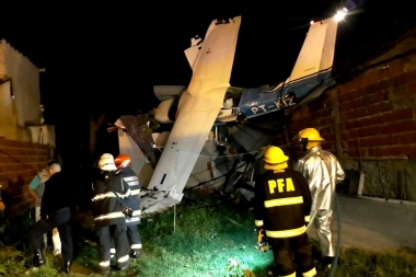 Una avioneta cayó sobre una casa abandonada en San Fernando: todos resultaron ilesos
