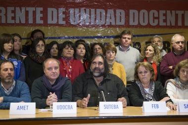 Docentes y estatales piden reunión con Kicillof para empezar a discutir políticas y paritarias