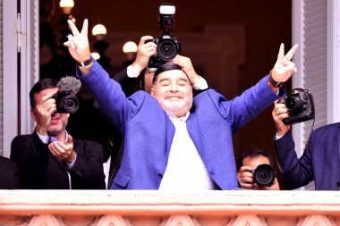 Maradona fue hasta la Casa Rosada, se reunió con Alberto y saludó desde el balcón