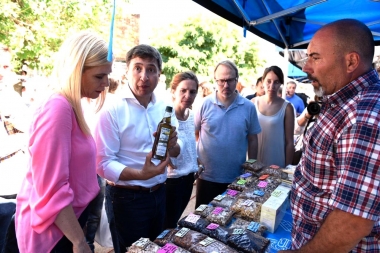 Magario y Arroyo comenzaron a entregar tarjetas Alimentar en Tres de Febrero