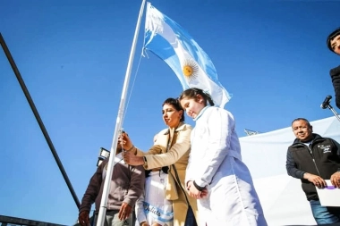 Junto a más de 4.000 alumnos, Mayra Mendoza tomó la Promesa de Lealtad a la Bandera en Quilmes