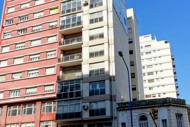 En Mar del Plata, una mujer cayó de un séptimo piso y murió: investigan si la empujó un hombre