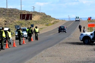 Gendarmería custodiará las rutas argentinas para desalentar la circulación de autos