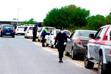 #NoSonVacaciones: cientos de autos esperan ingresar a Pinamar y Villa Gesell a pesar de la cuarentena