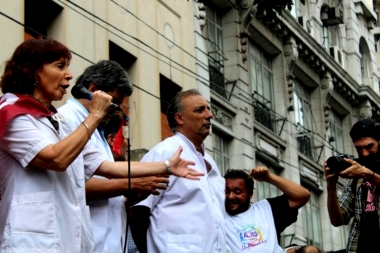 Kicillof aún no pudo cerrar la paritaria salarial con médicos y profesionales de la Salud