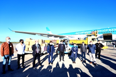 Kicillof recibió insumos médicos traídos desde China en un vuelo de Aerolíneas Argentinas