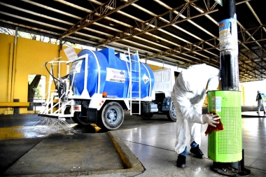Refuerzan las tareas de desinfección en la terminal de ómnibus de La Plata