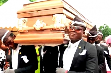 Video insólito: funerarios de Lomas de Zamora quisieron imitar a los africanos bailando con el ataúd