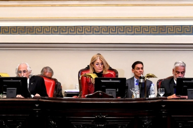 Sin la prensa y con polémica: Magario tuvo que desempatar para aprobar las reelecciones indefinidas en el Senado bonaerense