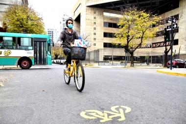 En La Plata, trabajadores esenciales podrán acceder al préstamo gratuito de bicicletas
