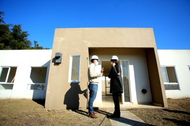 Gray y María Eugenia Bielsa recorrieron plan de viviendas en Esteban Echeverría