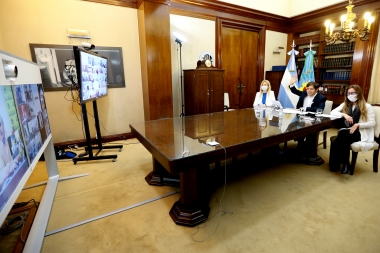 Kicillof conmemoró el Día de la Bandera junto a niños y niñas de los 135 municipios