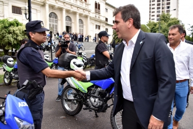 Ritondo entregó motos policiales a La Plata y Moreno para “la lucha contra los motochorros”