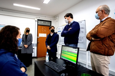 Kicillof visitó un Centro de Telellamadas que hace seguimiento a contactos estrechos de Covid-19