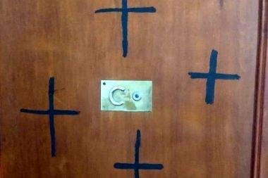 Condenable: pintaron cruces amenazantes en la puerta del departamento de una enfermera