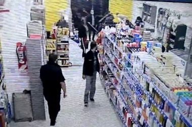 Mafia china en La Plata: entraron con palos y rompieron un monitor, la caja y botellas de vino