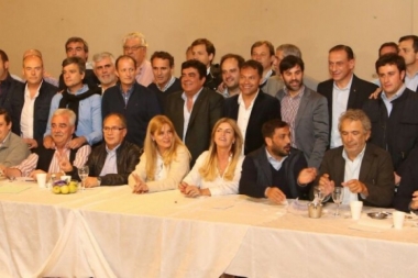 El PJ Bonaerense se reunió para tratar propuestas legislativas del año y "salir" de la crisis económica