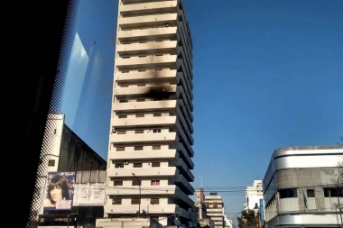 Impactante incendio en un edificio emblemático del centro de La Plata: mirá el video