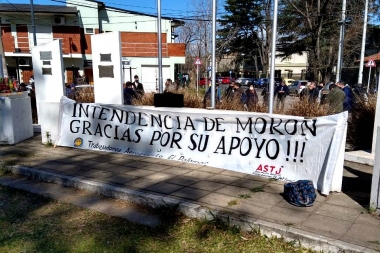 Vecinos que defienden el Aeropuerto de El Palomar molestos con una bandera que mandó poner Lucas Ghi