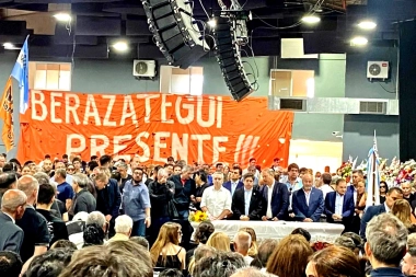 La interna peronista se tomó una pausa: dos dirigentes enfrentados se juntaron para despedir a Mussi