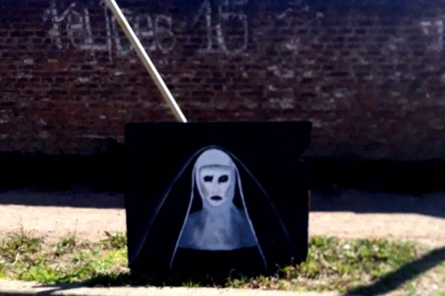 Apareció un cuadro de la monja de “El Conjuro” y causó gran revuelo entre los vecinos de Pergamino