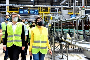 Con foco en la inversión, Mayra Mendoza y Costa recorrieron la planta de cerveza Quilmes