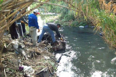 Espeluznante: encontraron el cuerpo de un hombre flotando en un arroyo de Quilmes