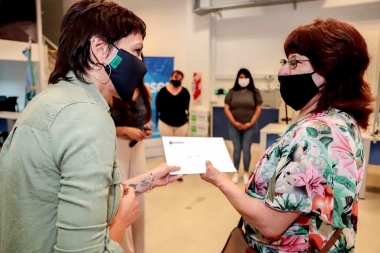 Mayra Mendoza entregó órdenes de pago a jubilados y pensionados en San Francisco Solano