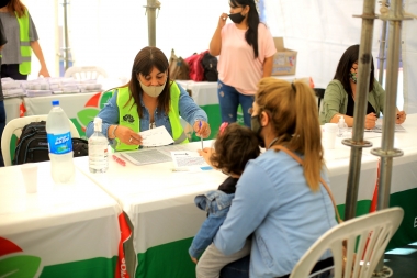 El Municipio de Esteban Echeverría entregó Tarjetas AlimentAR en Monte Grande Sur