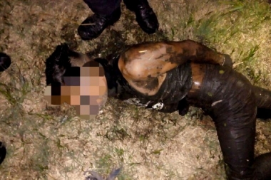Detuvieron a un falso Rambo en La Plata: se camuflaba en una zanja cubierto de pasto y barro