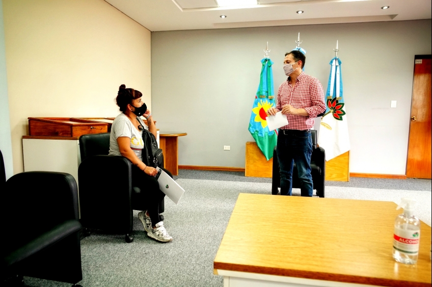 Esteban Echeverría: Gray entregó subsidios municipales a vecinos con problemas de salud