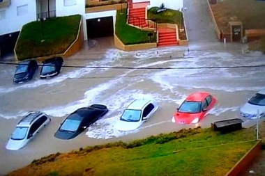 Fuerte Temporal en Villa Gesell: autos tapados por el agua y calles sin luz