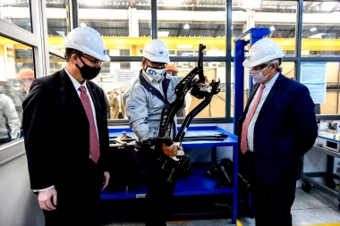 Alberto recorrió en Baradero una autopartista nacional que fabricará piezas para Volkswagen