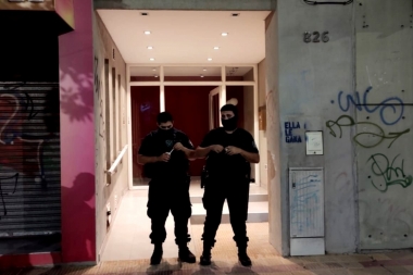 La policía investiga la muerte de una mujer que cayó de un séptimo piso en el centro de La Plata