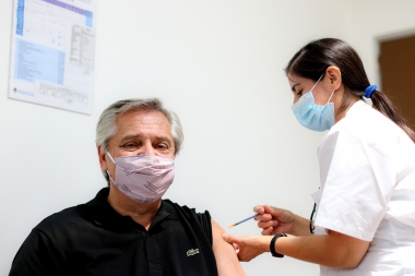 Alberto Fernández recibió en el Hospital Posadas la primera dosis de la vacuna Sputnik V