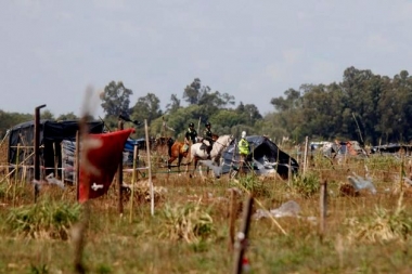 Conflicto, amenazas y heridos por terrenos en La Plata: hay dos detenidos