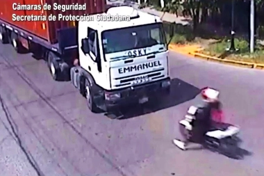 Increíble choque frontal entre una moto y un camión que trasladaba un contenedor