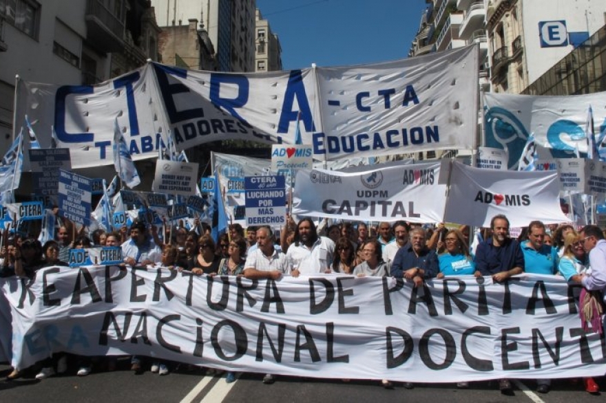 En un clima tenso, los docentes inician paro de 48 horas en reclamo de paritaria nacional