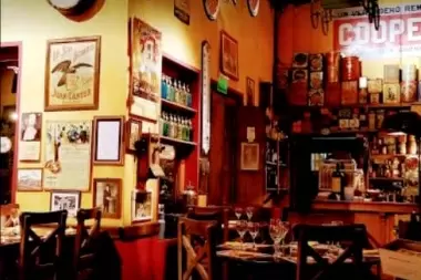 Lejos de la ciudad, tres almacenes proponen una experiencia gastronómica cargada de historia