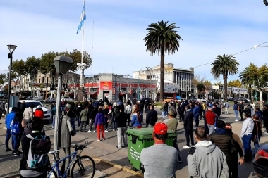 Tensión en Bolívar por restricciones: comerciantes fueron a protestar a la casa del intendente