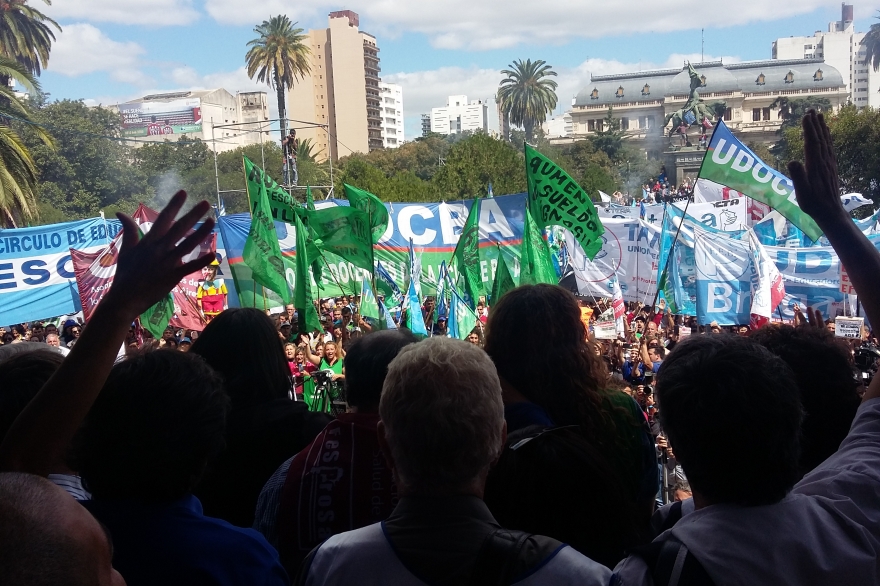 Más de 60 mil docentes y estatales se movilizaron frente a la Gobernación