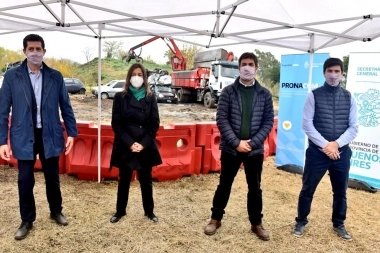 Thea, Frederic y De Pedro en acto de compactación de vehículos en Mercedes