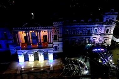 Todas las fotos del colorido acto por del 9 de Julio de Kicillof en la Gobernación