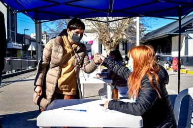 Mayra Mendoza visitó la Posta Itinerante de Vacunación en la Estación de Quilmes