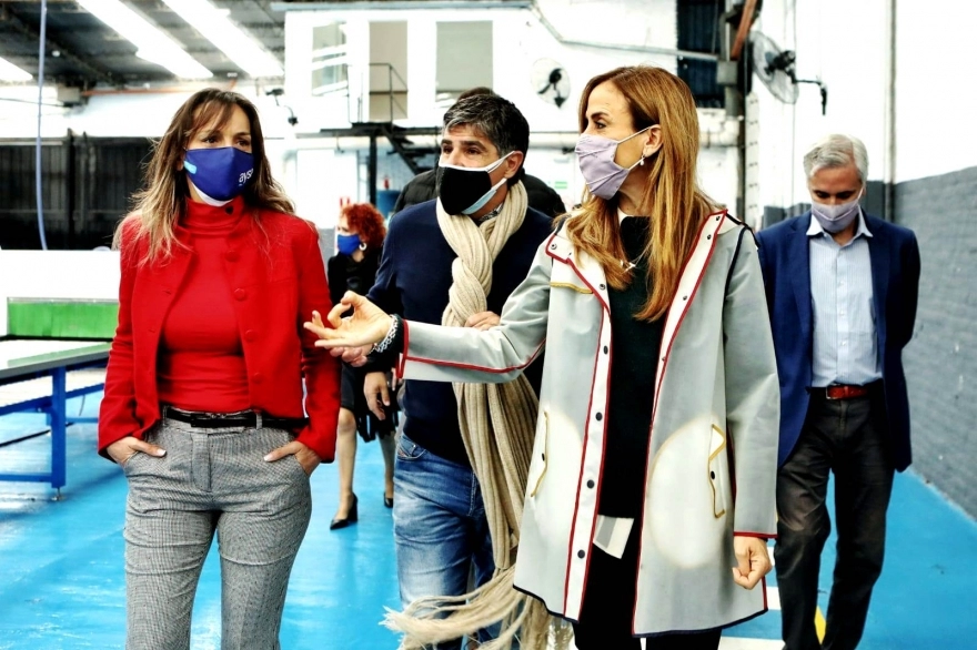 Tolosa Paz y Malena Galmarini recorrieron una fábrica de calzado en Tigre