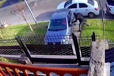 A robar a otro lado: conductora cerró la puerta en la cara del ladrón y lo puso en fuga con bocinazos